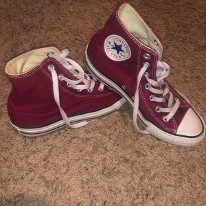 Like new maroon converse
